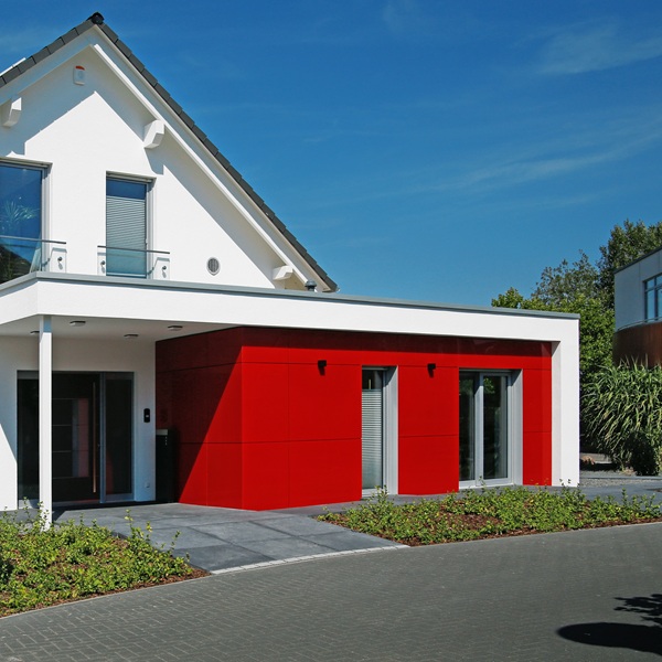 Vorgehängte hinterlüftete Fassade aus Glas an einem Bürogebäude in Langenhagen