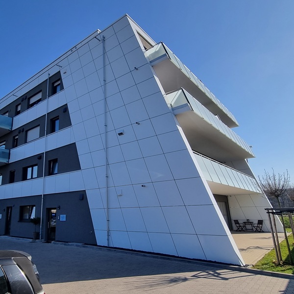 Vorgehängte hinterlüftete Fassade mit Aluverbund an einem Mehrfamilienhaus in Hürth