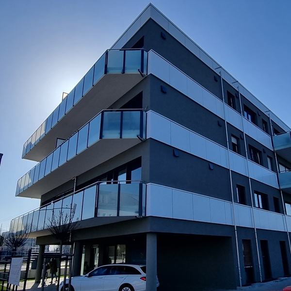 Vorgehängte hinterlüftete Fassade mit Aluverbund an einem Mehrfamilienhaus in Hürth