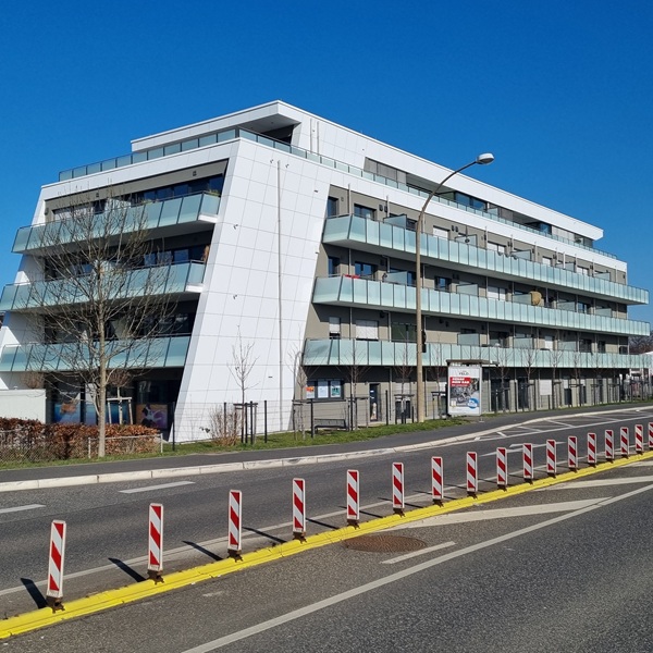 Vorgehängte hinterlüftete Fassade mit Aluverbund an einem Mehrfamilienhaus in Hürth