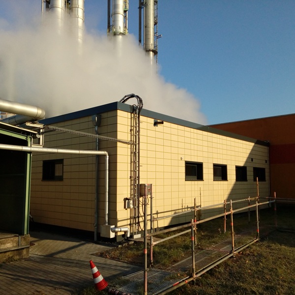 Vorgehängte hinterlüftete Fassade mit keramischer Bekleidung an einem Gewerbeobjekt in Mülheim