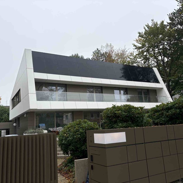 Vorgehängte hinterlüftete Fassade mit EQUITONE, ALUCOBOND und Photovoltaik an einem EFH