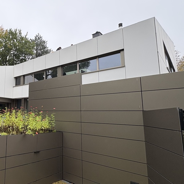 Vorgehängte hinterlüftete Fassade mit EQUITONE, ALUCOBOND und Photovoltaik an einem EFH