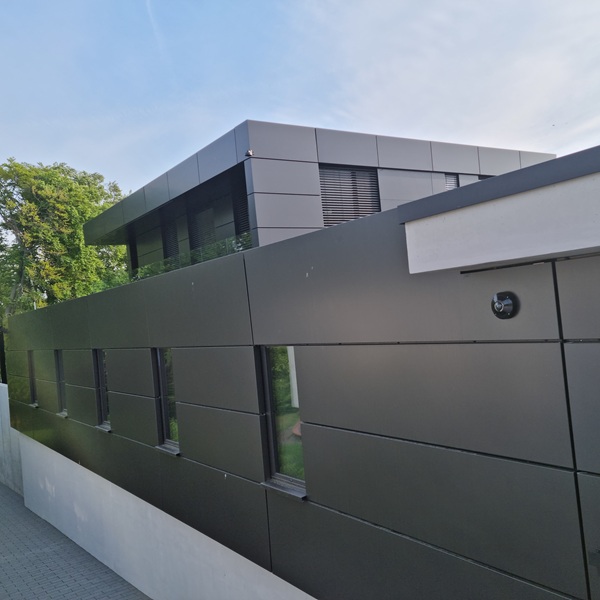Vorgehängte hinterlüftete Fassade mit Aluverbund an einem Einfamilienhaus in Heiligenhaus
