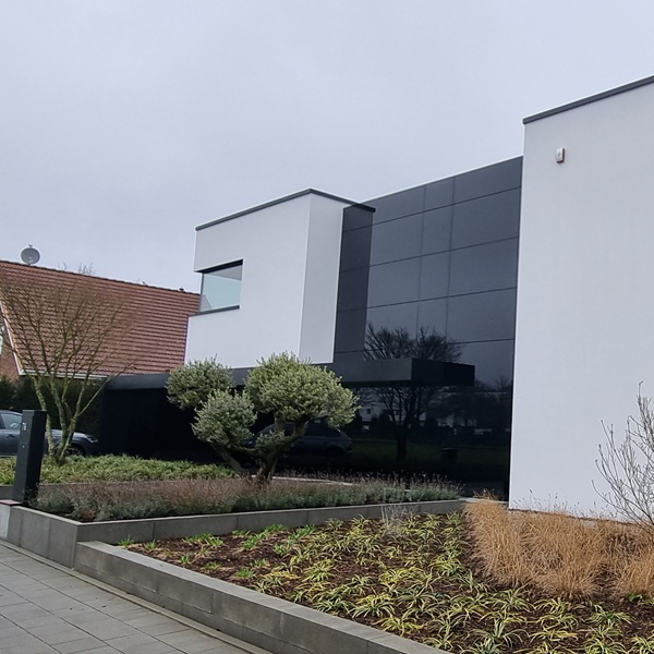 Vorgehängte hinterlüftete Fassade aus Glas an einem Einfamilienhaus