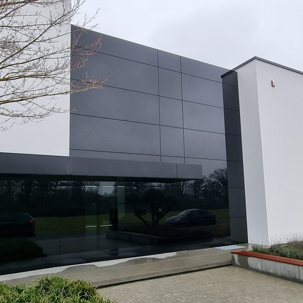 Vorgehängte hinterlüftete Fassade aus Glas an einem Einfamilienhaus