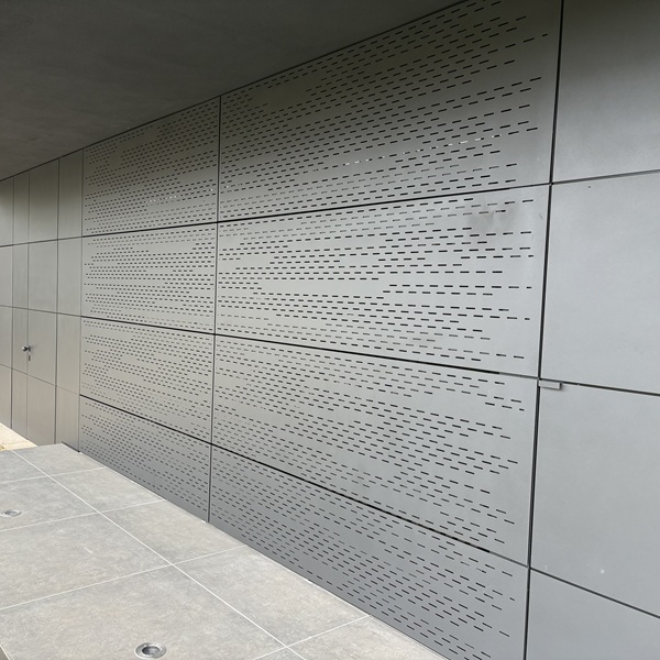 Vorgehängte hinterlüftete Fassade aus Alu mit CNC-Fräsungen an einem EFH