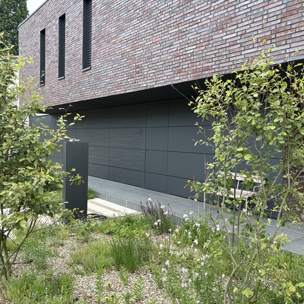 Vorgehängte hinterlüftete Fassade aus Alu mit CNC-Fräsungen an einem EFH