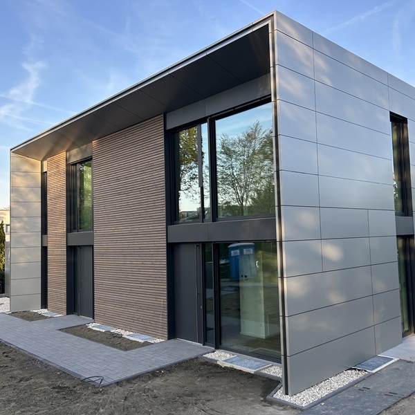 Holz- und Aluverbundfassadenbekleidung an einem Einfamilienhaus