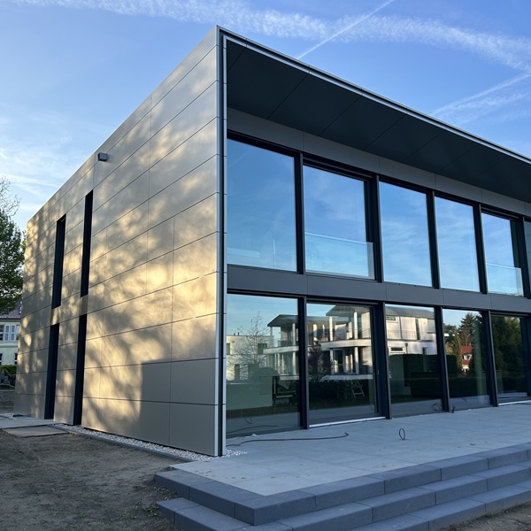 Holz- und Aluverbundfassadenbekleidung an einem Einfamilienhaus
