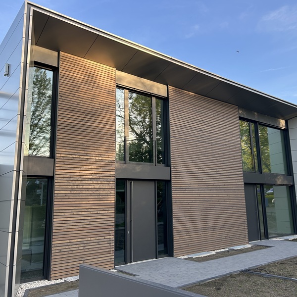 Holz- und Aluverbundfassadenbekleidung an einem Einfamilienhaus