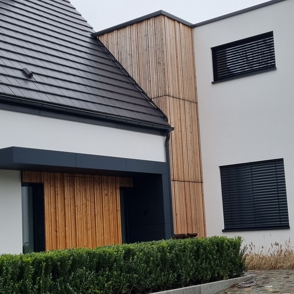 Vorgehängte hinterlüftete Fassade aus 3D-Holz an einem Einfamilienhaus