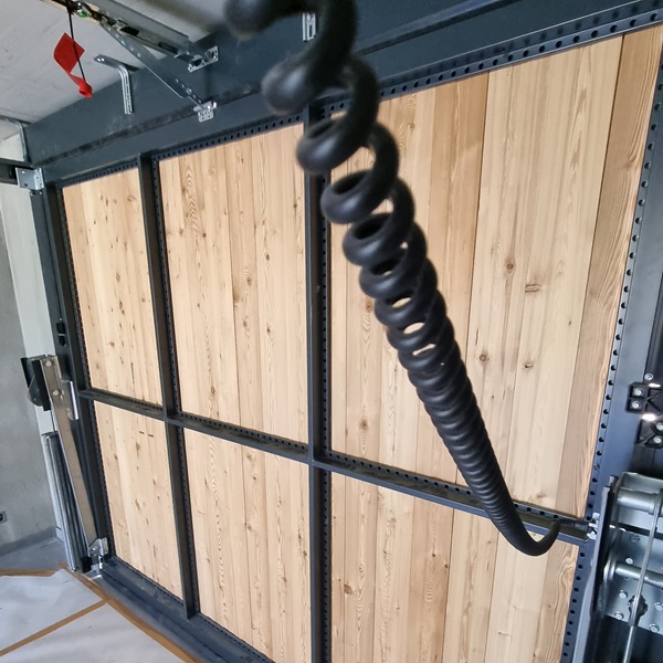 Vorgehängte hinterlüftete Fassade aus 3D-Holz an einem Einfamilienhaus