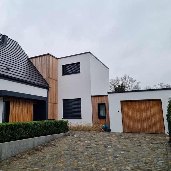 Vorgehängte hinterlüftete Fassade aus 3D-Holz an einem Einfamilienhaus