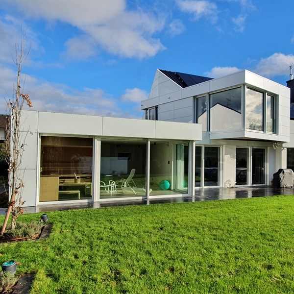 Vorgehängte hinterlüftete Fassade mit Glas an einem Einfamilienhaus