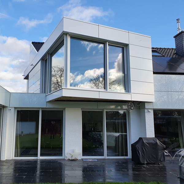 Vorgehängte hinterlüftete Fassade mit Glas an einem Einfamilienhaus