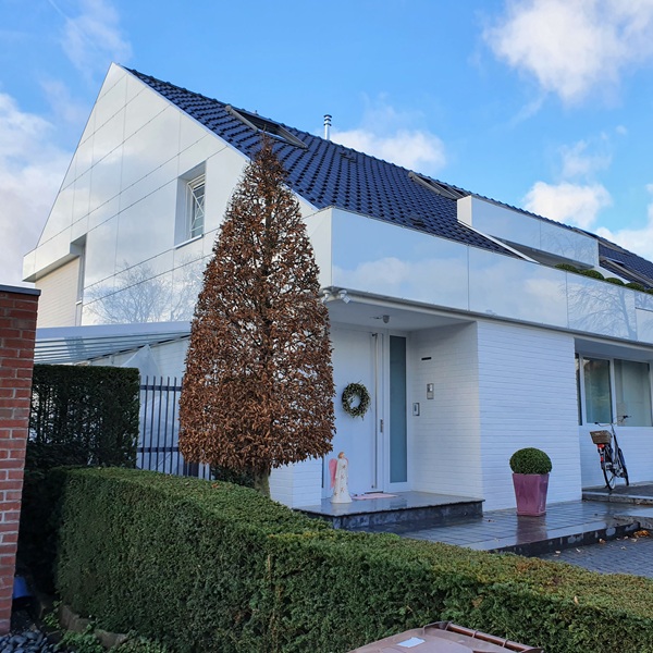Vorgehängte hinterlüftete Fassade mit Glas an einem Einfamilienhaus