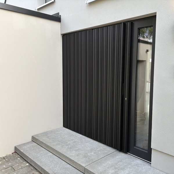 Vorgehängte hinterlüftete Fassade als Rohrfassade an einem Einfamilienhaus