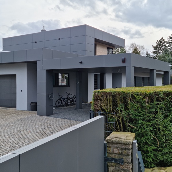 Vorgehängte hinterlüftete Fassade mit Aluverbund an einem Einfamilienhaus in Viersen