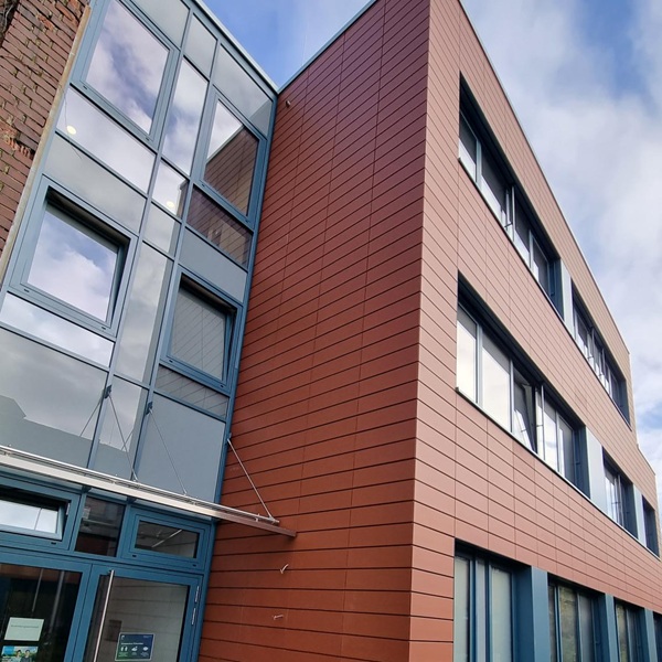 Vorgehängte hinterlüftete Fassade mit keramischer Bekleidung an einem Bürogebäude in Bottrop