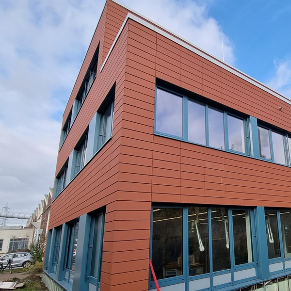 Vorgehängte hinterlüftete Fassade mit keramischer Bekleidung an einem Bürogebäude in Bottrop