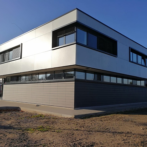 Vorgehängte hinterlüftete Fassade mit Glaskeramik und Keramik an einer Feuerwache in Neukirchen-Vluyn