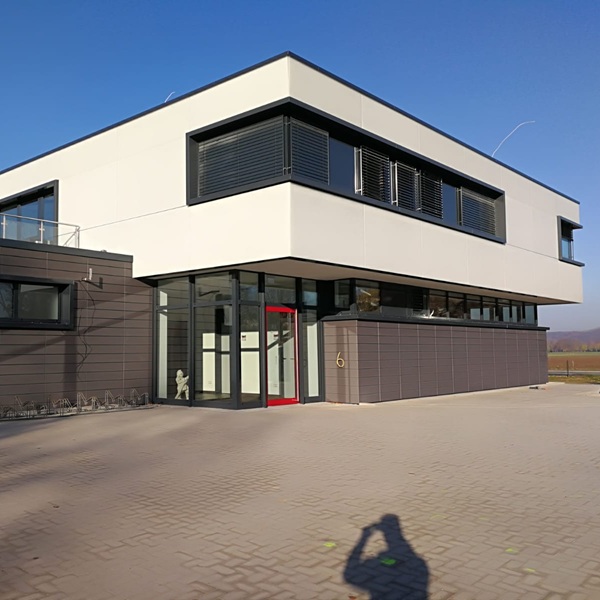 Vorgehängte hinterlüftete Fassade mit Glaskeramik und Keramik an einer Feuerwache in Neukirchen-Vluyn