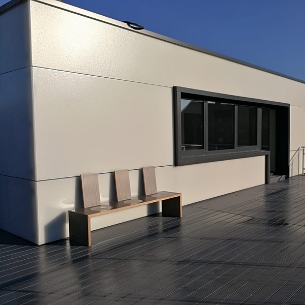 Vorgehängte hinterlüftete Fassade mit Glaskeramik und Keramik an einer Feuerwache in Neukirchen-Vluyn
