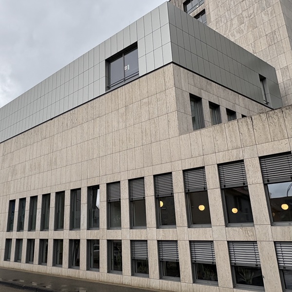 Vorgehängte hinterlüftete Fassade mit Aluverbund an einem Krankenhaus in Herne
