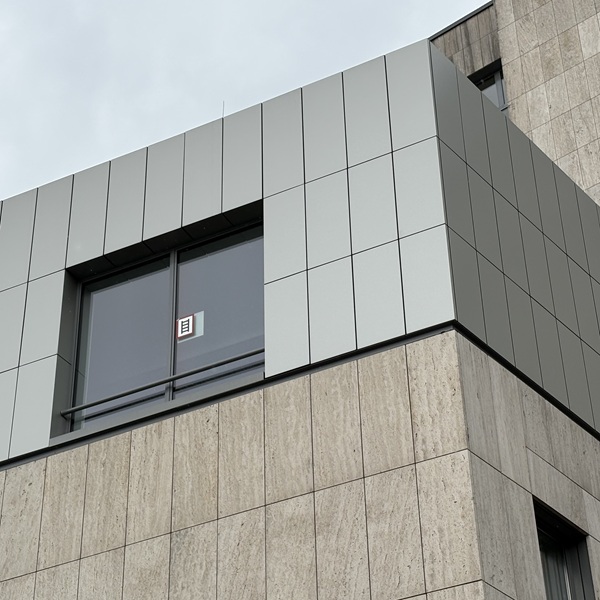 Vorgehängte hinterlüftete Fassade mit Aluverbund an einem Krankenhaus in Herne