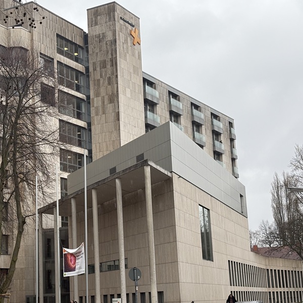 Vorgehängte hinterlüftete Fassade mit Aluverbund an einem Krankenhaus in Herne