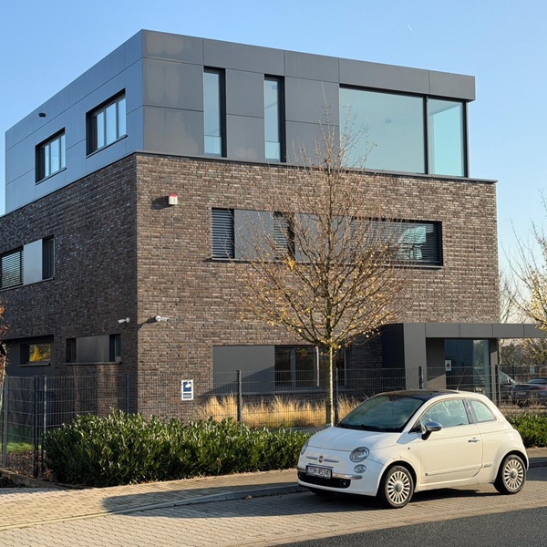 Vorgehängte hinterlüftete Fassade mit Aluverbund an einem Geschäftshaus in Willich