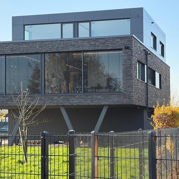 Vorgehängte hinterlüftete Fassade mit Aluverbund an einem Geschäftshaus in Willich