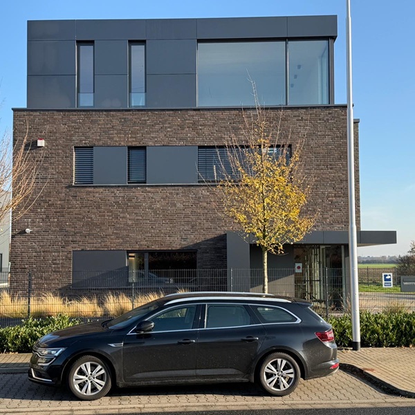 Vorgehängte hinterlüftete Fassade mit Aluverbund an einem Geschäftshaus in Willich