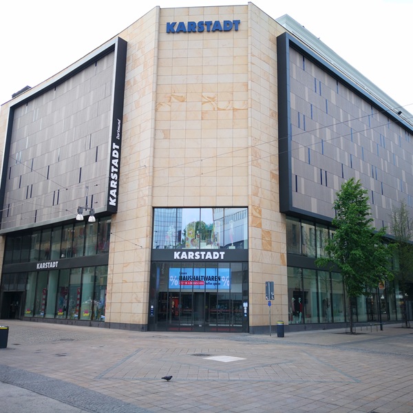 Vorgehängte hinterlüftete Fassade mit keramischen Baguettes für Karstadt in Dortmund