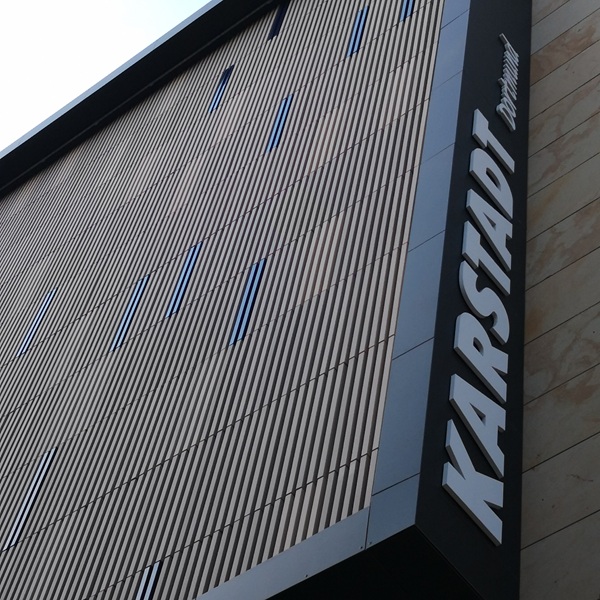 Vorgehängte hinterlüftete Fassade mit keramischen Baguettes für Karstadt in Dortmund