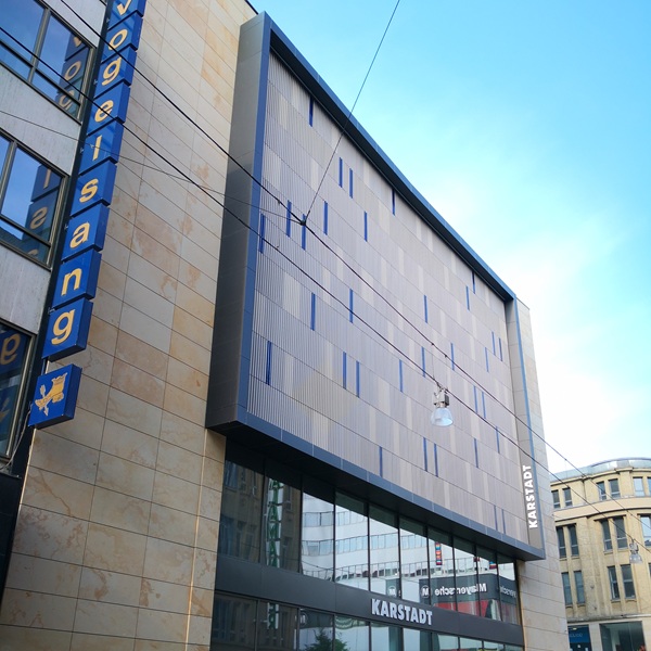 Vorgehängte hinterlüftete Fassade mit keramischen Baguettes für Karstadt in Dortmund