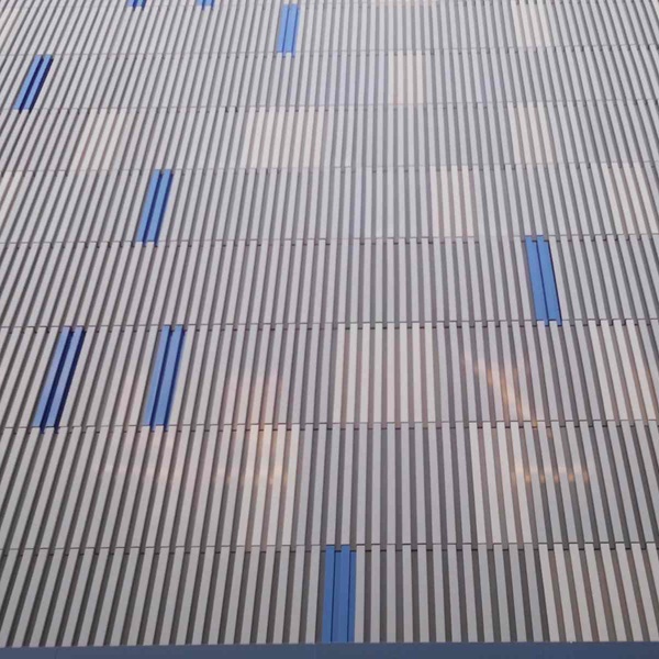 Vorgehängte hinterlüftete Fassade mit keramischen Baguettes für Karstadt in Dortmund