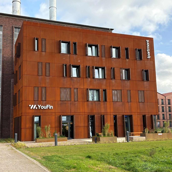 Vorgehängte hinterlüftete Fassade aus Cortenstahl an einem Studentenwohnheim in Leverkusen