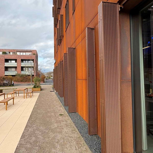 Vorgehängte hinterlüftete Fassade aus Cortenstahl an einem Studentenwohnheim in Leverkusen