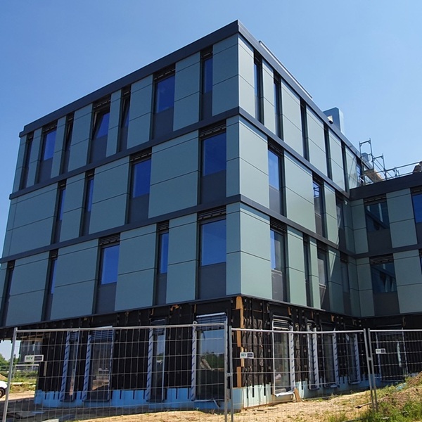 Vorgehängte hinterlüftete Fassade mit Aluverbund an einem Geschäftshaus in Mönchengladbach