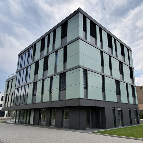 Vorgehängte hinterlüftete Fassade mit Aluverbund an einem Geschäftshaus in Mönchengladbach