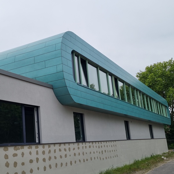 Vorgehängte hinterlüftete Fassade mit Aluverbund an einer Kita in Dinslaken