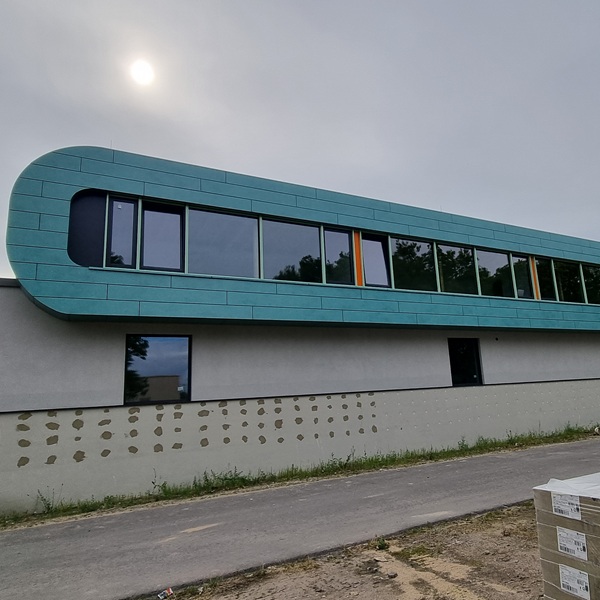 Vorgehängte hinterlüftete Fassade mit Aluverbund an einer Kita in Dinslaken