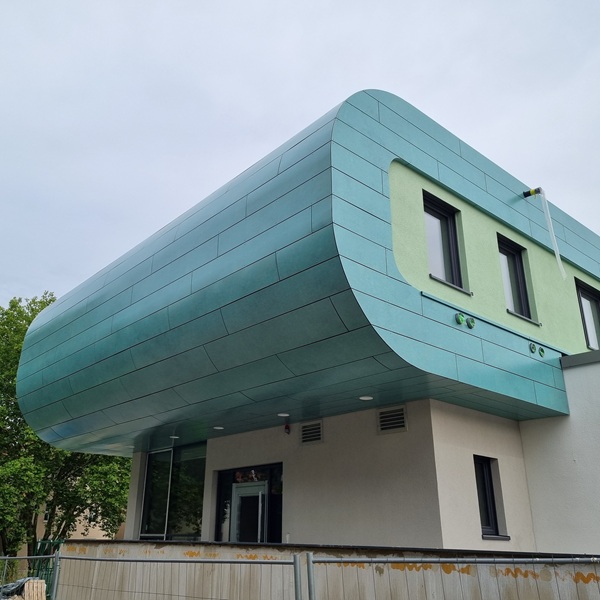 Vorgehängte hinterlüftete Fassade mit Aluverbund an einer Kita in Dinslaken