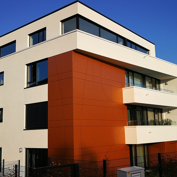 Vorgehängte hinterlüftete Fassade aus Aluverbund mit CNC-Fräsung an einem Mehrfamilienhaus