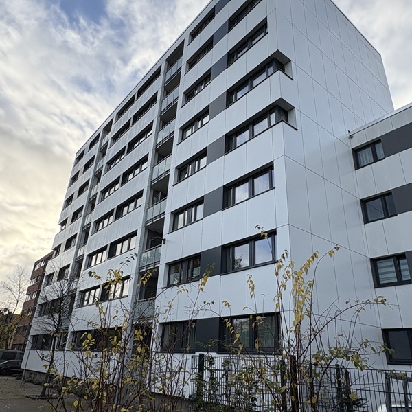 Vorgehängte hinterlüftete Fassade mit Aluverbund an einem Mehrfamilienhaus in Düsseldorf