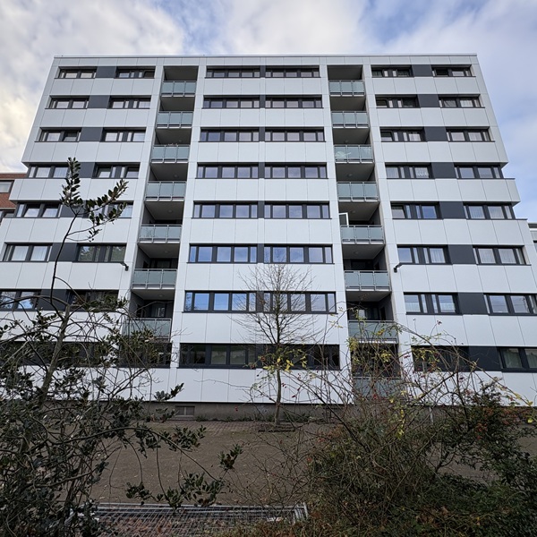 Vorgehängte hinterlüftete Fassade mit Aluverbund an einem Mehrfamilienhaus in Düsseldorf