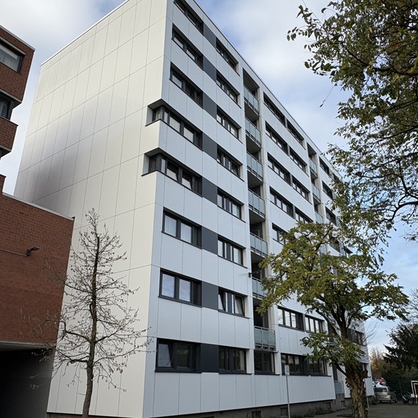 Vorgehängte hinterlüftete Fassade mit Aluverbund an einem Mehrfamilienhaus in Düsseldorf