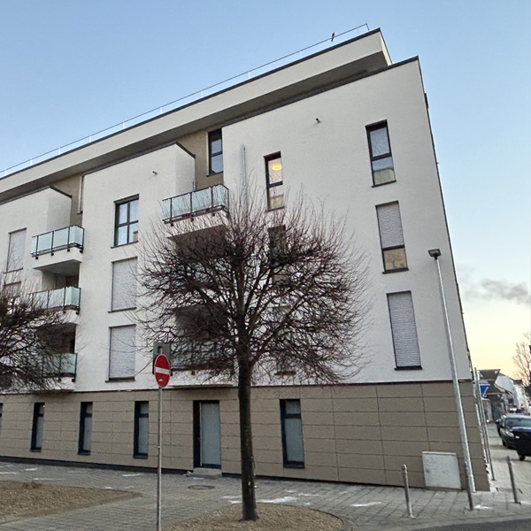 Vorgehängte hinterlüftete Fassade als Photovoltaikfassade an einem Mehrfamilienhaus in Euskirchen
